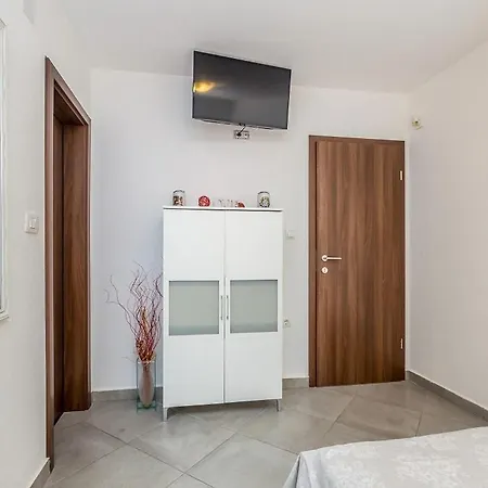 Studio Apartman U Kuci S Bazenom Baska  Exterior photo