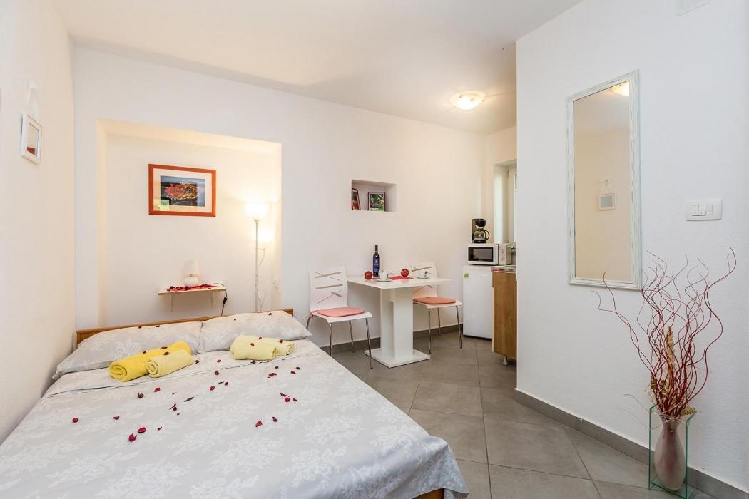 U Kuci S Bazenom Apartment