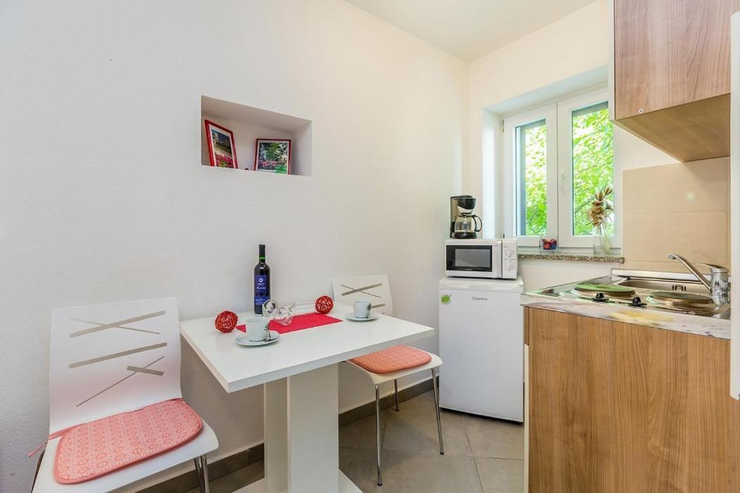 U Kuci S Bazenom Apartment *