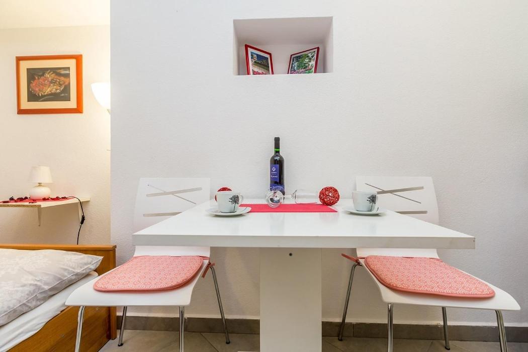 Apartment U Kuci S Bazenom
